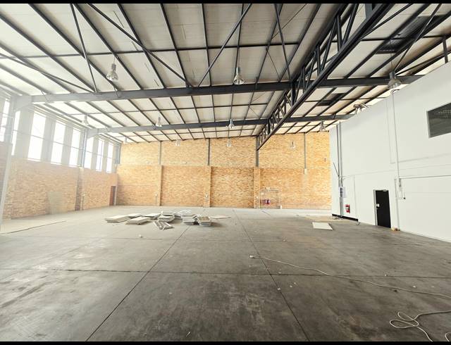 866M² WAREHOUSE TO LET IN NORTH RIDING